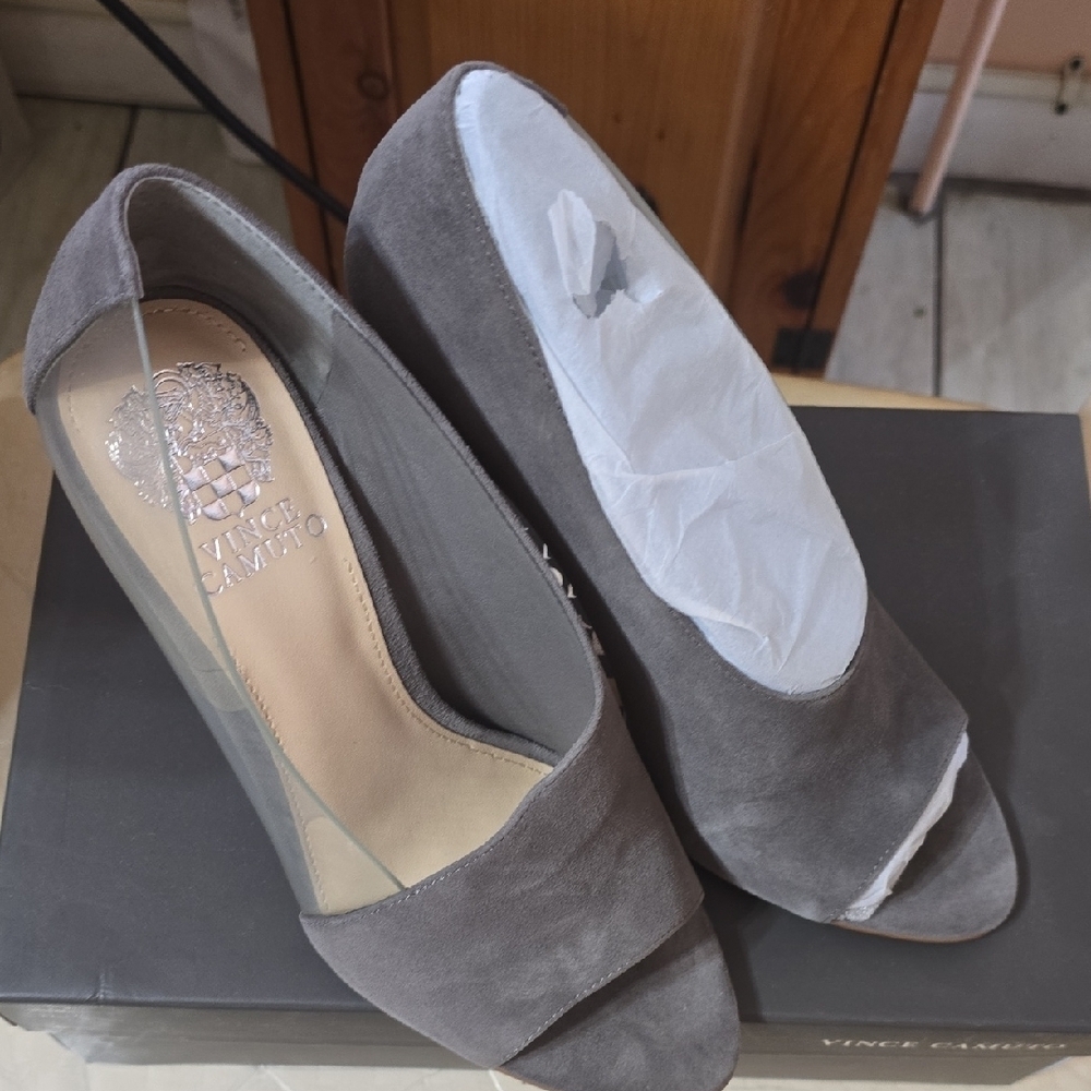 NWT Vince CAMUTO RIVESTAN PUMPS